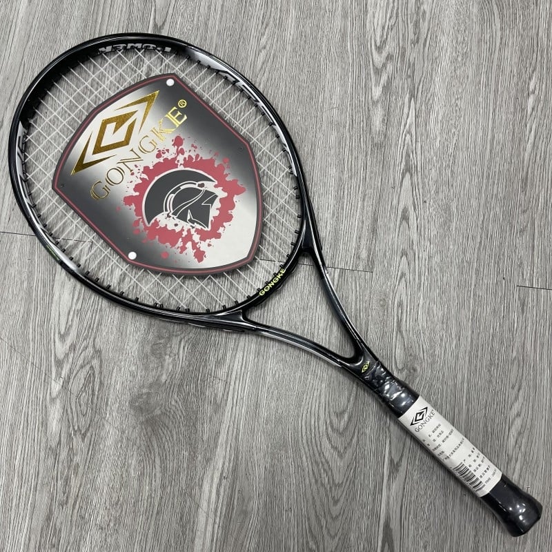 Conquer tenis raketa, okvir od aluminijskog legura, težina 95-100 g, ručka G5, ravna osovina