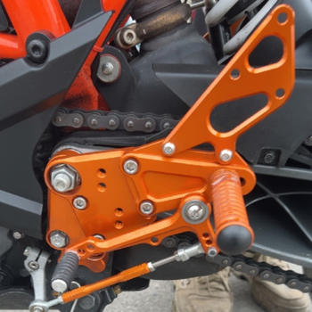 KTM RC125/RC200/RC250/RC390 2014–2021 Nastaviteľná výška zadnej nožnej opierky, CNC obrábanie, hliníková zliatina