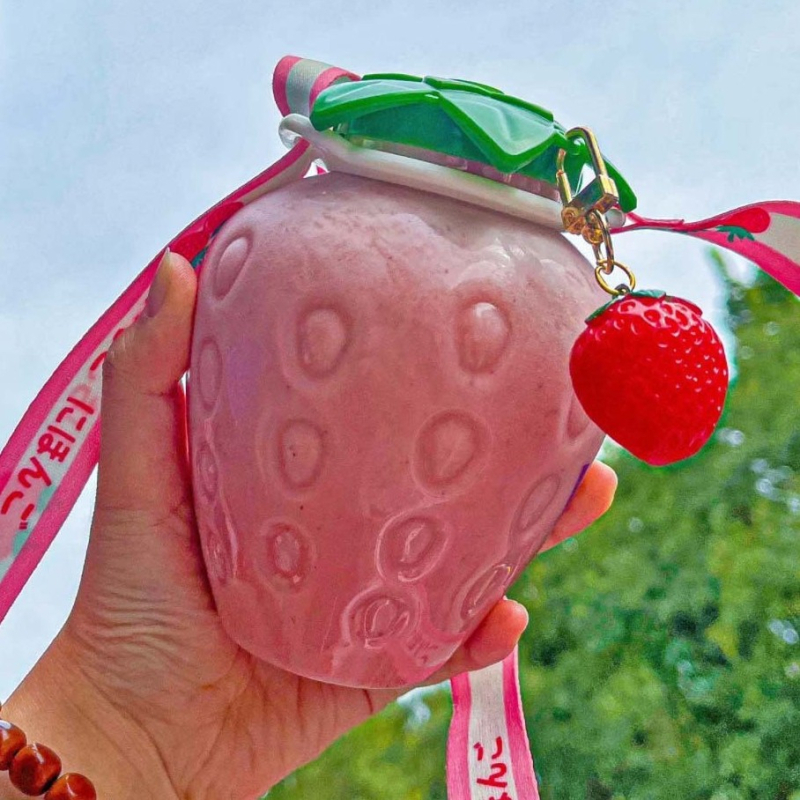 Jednokratna PET boca s motivom jagode, kapacitet 501–600 ml, okruglog oblika, biološki razgradiva, mogućnost ispisa logotipa