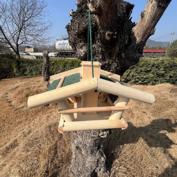 Ghiveci din lemn pentru decor exterior