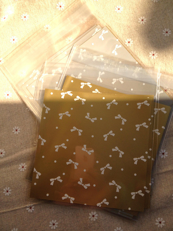 OPP öntapadós taska masnival, gravírozott nyomtatású műanyag csomagoló taska, modell 5842, kekszhez, édességekhez, ékszerekhez és ajándékokhoz