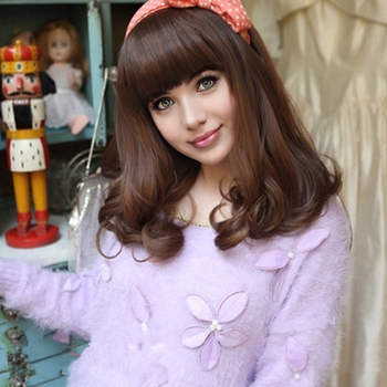 Perucă cu păr lung, bucle lejere și breton Qi, fibre rezistente la temperatură, model 728, poate fi vopsită, origine Jiangxi