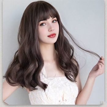 Perucă cu păr lung, bucle lejere și breton Qi, fibre rezistente la temperatură, model 728, poate fi vopsită, origine Jiangxi