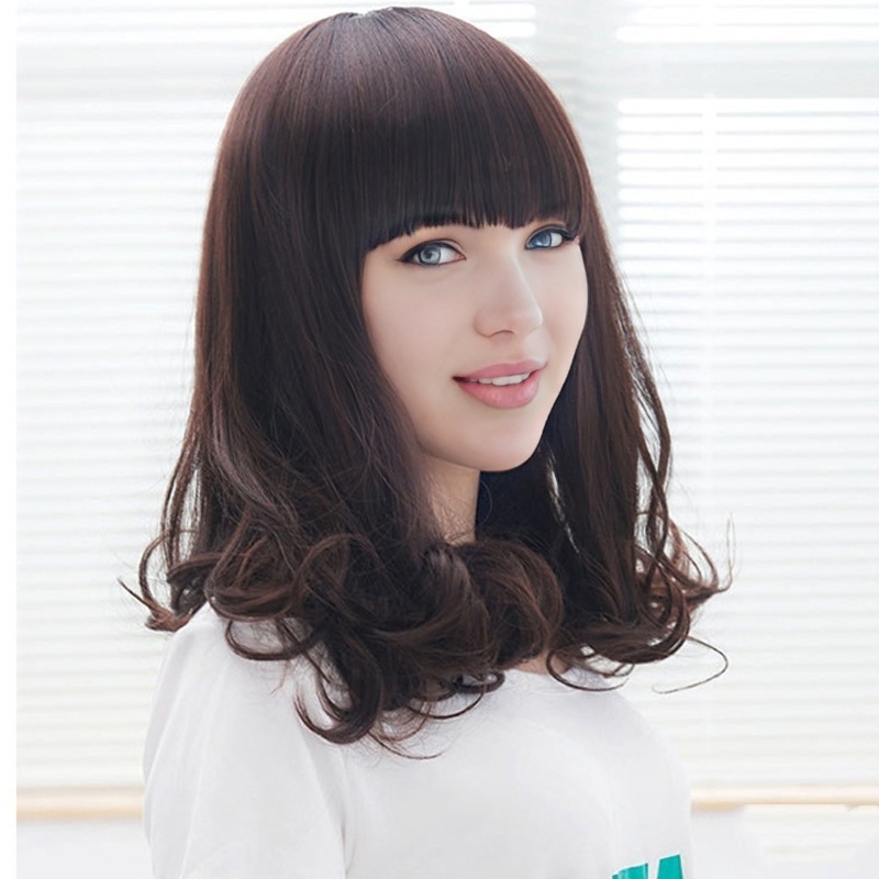 Perucă cu păr lung, bucle lejere și breton Qi, fibre rezistente la temperatură, model 728, poate fi vopsită, origine Jiangxi