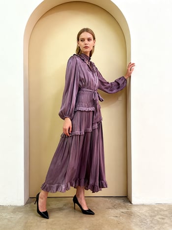 Rochie cu stil neregulat, decolteu în V, mâneci lungi, talie înaltă, poliester flexibil (toamna 2025)