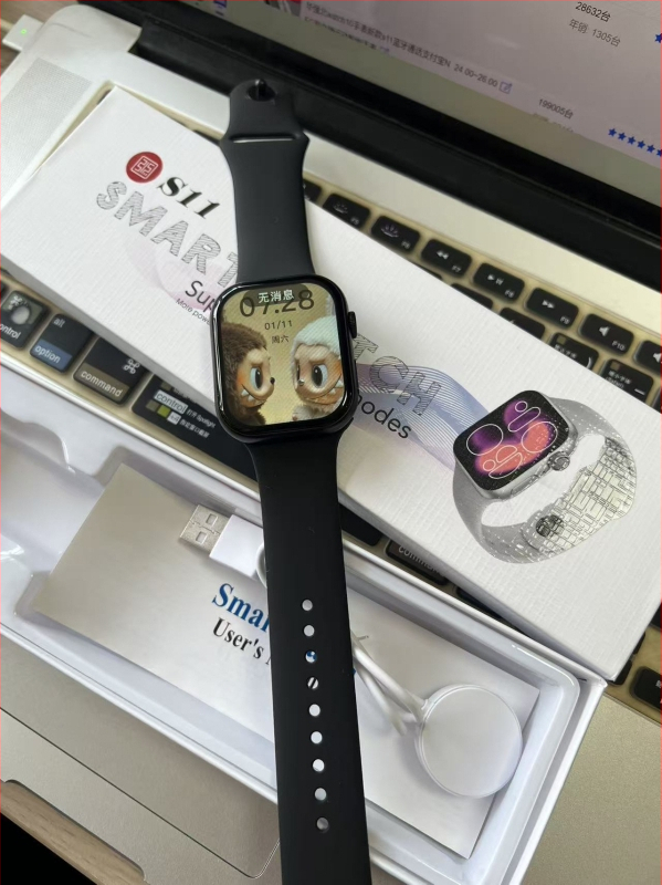 Chytré hodinky s Bluetooth volaním a monitorovaním zdravia: tep srdca, krvný tlak a krvný kyslík; vodeodolné, bezdrôtové nabíjanie; silikónový remienok.