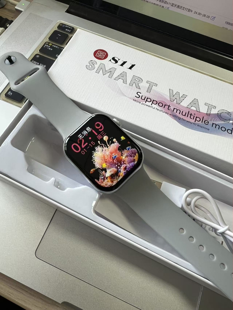 Chytré hodinky s Bluetooth volaním a monitorovaním zdravia: tep srdca, krvný tlak a krvný kyslík; vodeodolné, bezdrôtové nabíjanie; silikónový remienok.