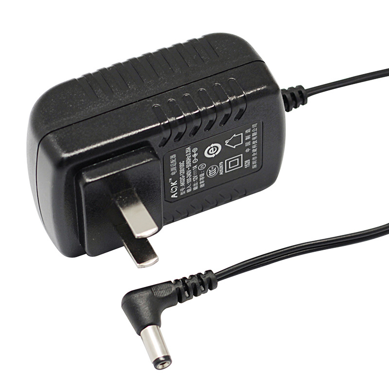 DB9 adapter s izkrivljenim priključcima (muški i ženski), RS-232/485/422 sučelje, model 800-00009904, za komunikacijske primjene