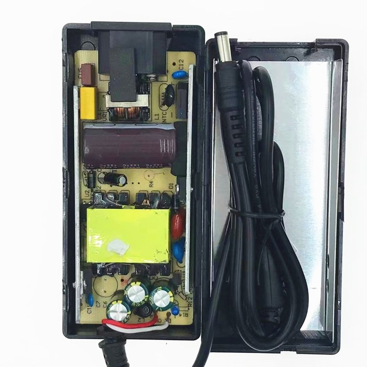 24V 3A kapcsolóüzemű tápegység LED fénycsíkhoz, LCD kijelzőhöz és vízszivattyúhoz