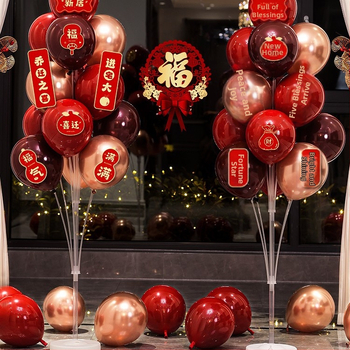 Balon dekoracije za novi dom, postavljanje scene za dnevni boravak i rekviziti za useljenje