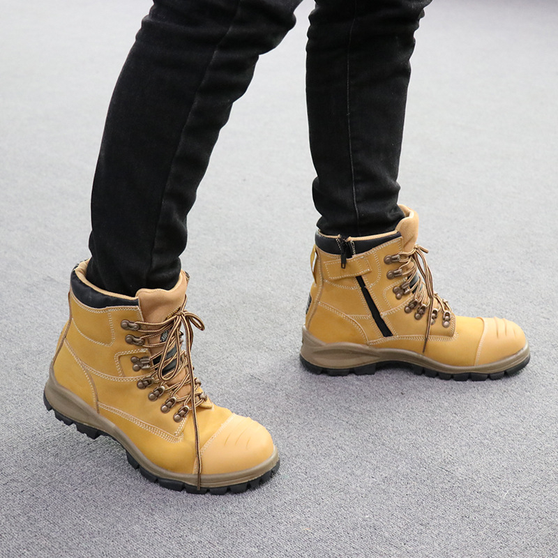 Protiúrazové vysoké pracovné topánky; protišmyková podrážka, ochrana proti nárazom; materiál: dvojvrstvová syntetická koža; vrchná časť: vysoká