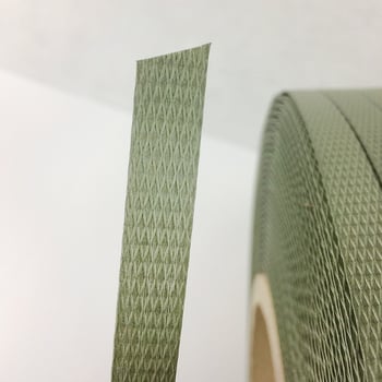 Bandă de ambalare PP pentru mașini de ambalat manuale/semiautomate — grosime 0,9 mm, rezistență la tracțiune 40, diametru exterior al rolei 40, diametru interior 20