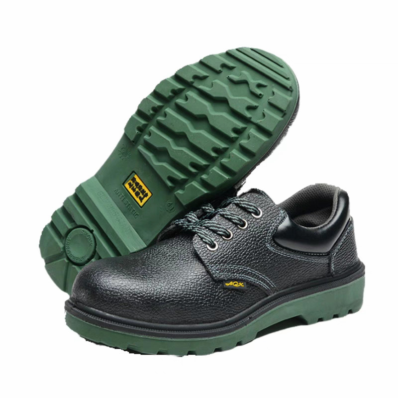 Încălțăminte de protecție pentru șantier, piele de vită cu relief și talpă PU, vârf din oțel, protecție anti-șoc și anti-perforație, rezistente la ulei, la acizi și la alcalii, impermeabile și antiderapante.