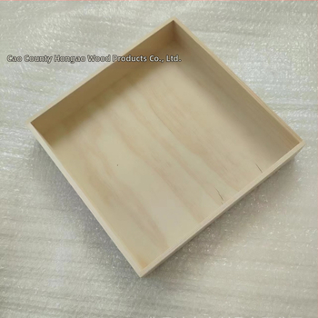 Cutie din lemn masiv, pătrată, lemn natural, finisaj sculptural, imprimare logo, opțiuni personalizabile