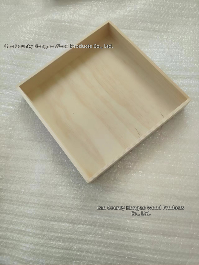 Cutie din lemn masiv, pătrată, lemn natural, finisaj sculptural, imprimare logo, opțiuni personalizabile