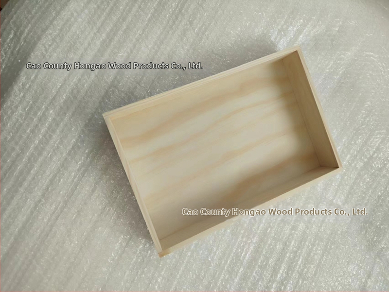 Cutie din lemn masiv, pătrată, lemn natural, finisaj sculptural, imprimare logo, opțiuni personalizabile