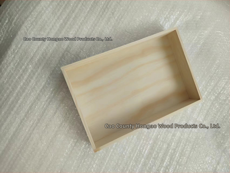 Cutie din lemn masiv, pătrată, lemn natural, finisaj sculptural, imprimare logo, opțiuni personalizabile