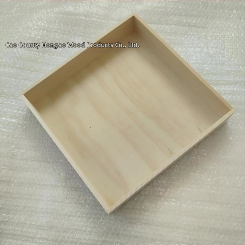 Cutie din lemn masiv, pătrată, lemn natural, finisaj sculptural, imprimare logo, opțiuni personalizabile