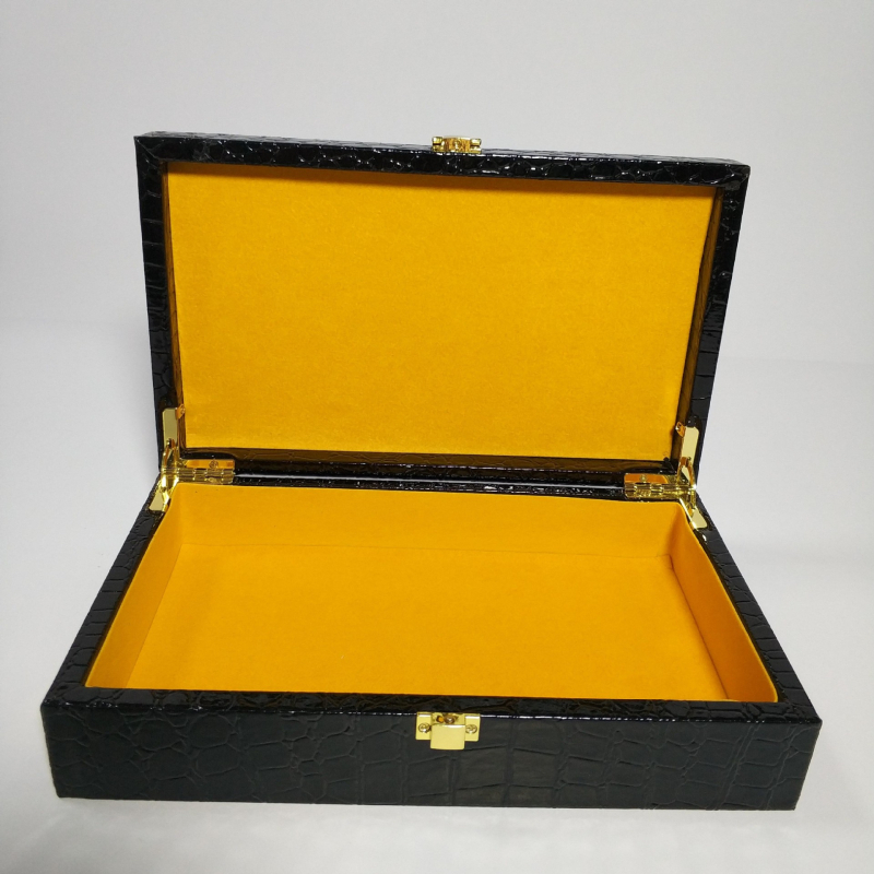 Cutie cadou pentru curea din fibreboard, ștampilă la cald argintie, interior din flanel auriu-gălbui, model PHDB0123, personalizabil