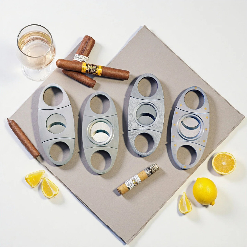 Ručne vyrobený nerezový rezák na cigary so vzorom, brúsený povrch, dvojstranná čepeľ, prispôsobiteľný