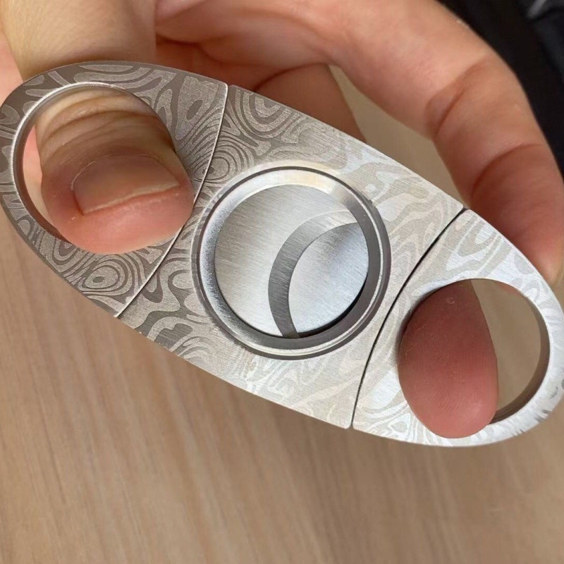 Ručne vyrobený nerezový rezák na cigary so vzorom, brúsený povrch, dvojstranná čepeľ, prispôsobiteľný