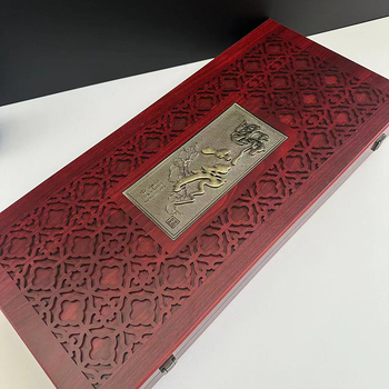 XH Ginseng Box – dutý vyrezávaný drevený darčekový box; materiál: fiberboard; spracovanie: vyrezávanie; výstelka: prispôsobiteľná; balenie: balovacia krabička