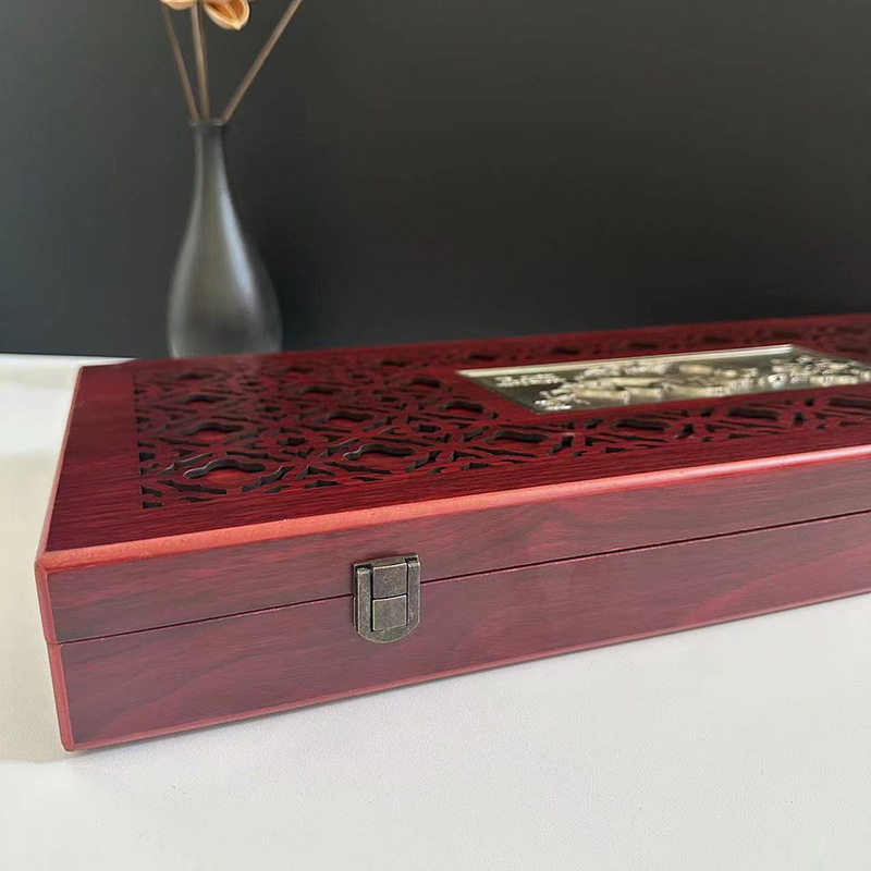 XH Ginseng Box – dutý vyrezávaný drevený darčekový box; materiál: fiberboard; spracovanie: vyrezávanie; výstelka: prispôsobiteľná; balenie: balovacia krabička