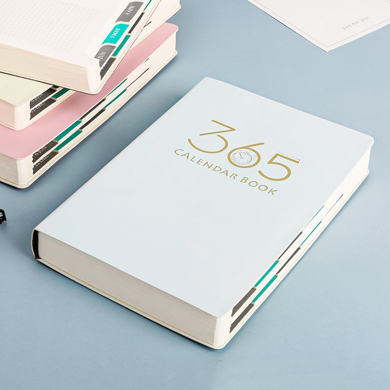 Bilježnica: 365-dnevni raspored za 2026. godinu s planom samodiscipline i upravljanjem vremenom; 200–300 stranica; korice od umjetne kože; ljepilo povez; Dowling papir 80 g/m2