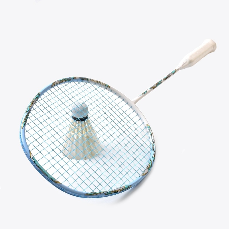 Guangyu 4U badminton reketa – okvir od karbonskih vlakana, težina 80–84 g, držač G4, direktni udarac