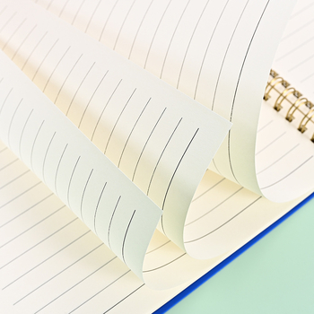 Бележник със спирално подвързване, прост и модерен стил; 60 страници, персонализируемо тегло на хартия, възможност за персонализирана обработка.