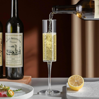 Jednokratna plastična čaša, prozirna visoka šampanj stil; moguć tisak loga; materijal: plastika; debljina stijenke 0,3–0,6 mm; pakiranje: čaša.