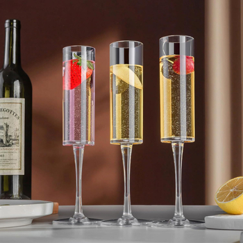 Jednokratna plastična čaša, prozirna visoka šampanj stil; moguć tisak loga; materijal: plastika; debljina stijenke 0,3–0,6 mm; pakiranje: čaša.