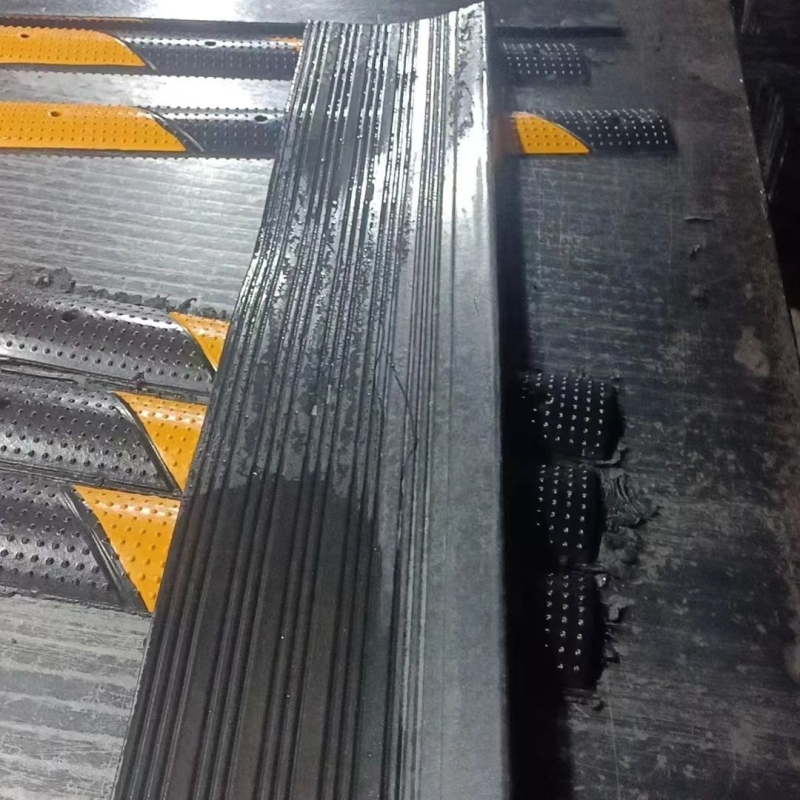 Előre gyártott lépcsővédő gumialátét építéshez, csúszásmentes, sarokvédő, Márka 11