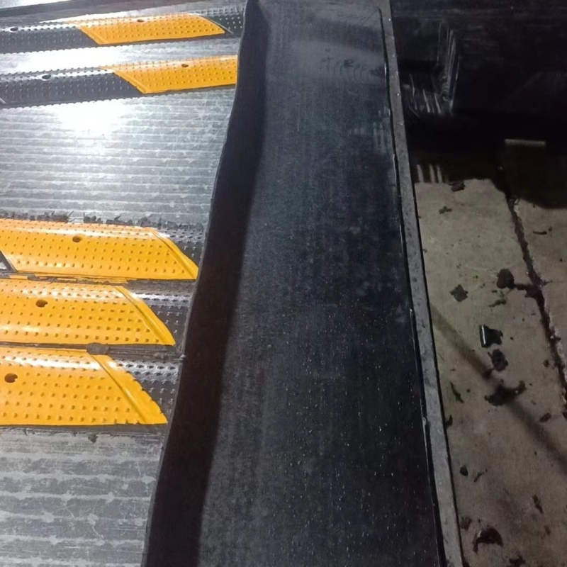 Előre gyártott lépcsővédő gumialátét építéshez, csúszásmentes, sarokvédő, Márka 11