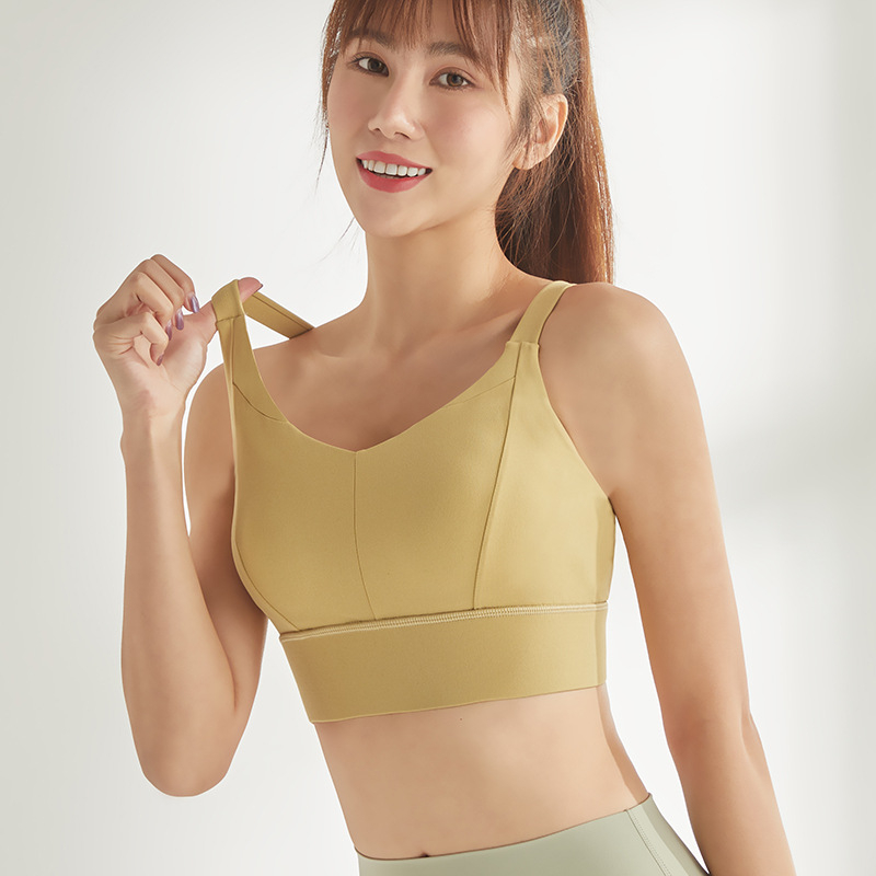 Jednostruki sportski grudnjak s Mold Cupom; brzo sušeći materijal Spandex/Lycra; glavni materijal Nylon 75%; podstava Nylon 90%; fiksne dvostruke naramenice