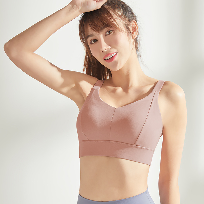 Jednostruki sportski grudnjak s Mold Cupom; brzo sušeći materijal Spandex/Lycra; glavni materijal Nylon 75%; podstava Nylon 90%; fiksne dvostruke naramenice