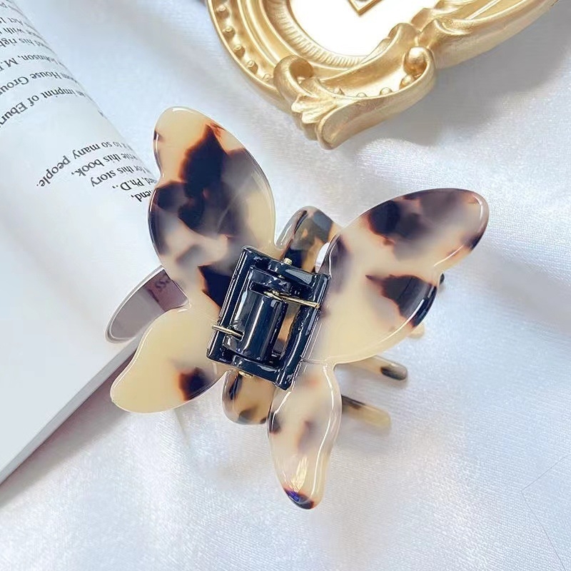 Kuka za kosu s leptirovim motivom – grip tip, korejski stil, ručna izrada, materijal: octena kiselina, prilagodljivo