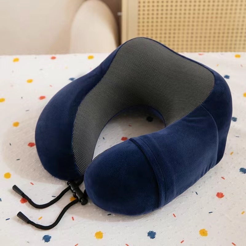U-alakú utazó nyakpárna - memóriahab töltet, anyag: kémiai rost, hordozható repülőhöz és vasútól (Töltet: memóriahab, Anyag: kémiai rost, Súly 0,5 kg alatt)