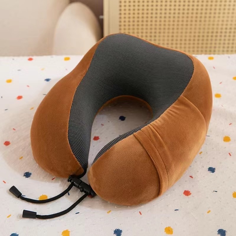 U-alakú utazó nyakpárna - memóriahab töltet, anyag: kémiai rost, hordozható repülőhöz és vasútól (Töltet: memóriahab, Anyag: kémiai rost, Súly 0,5 kg alatt)