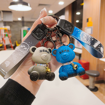 Privjesak za ključeve od smole sa crtanim medvjedićem i zvončićem – privjesak za ključeve i torice