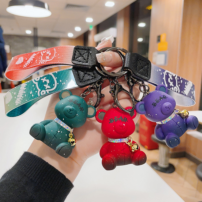 Privjesak za ključeve od smole sa crtanim medvjedićem i zvončićem – privjesak za ključeve i torice