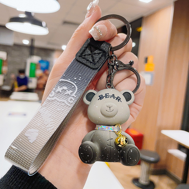 Privjesak za ključeve od smole sa crtanim medvjedićem i zvončićem – privjesak za ključeve i torice