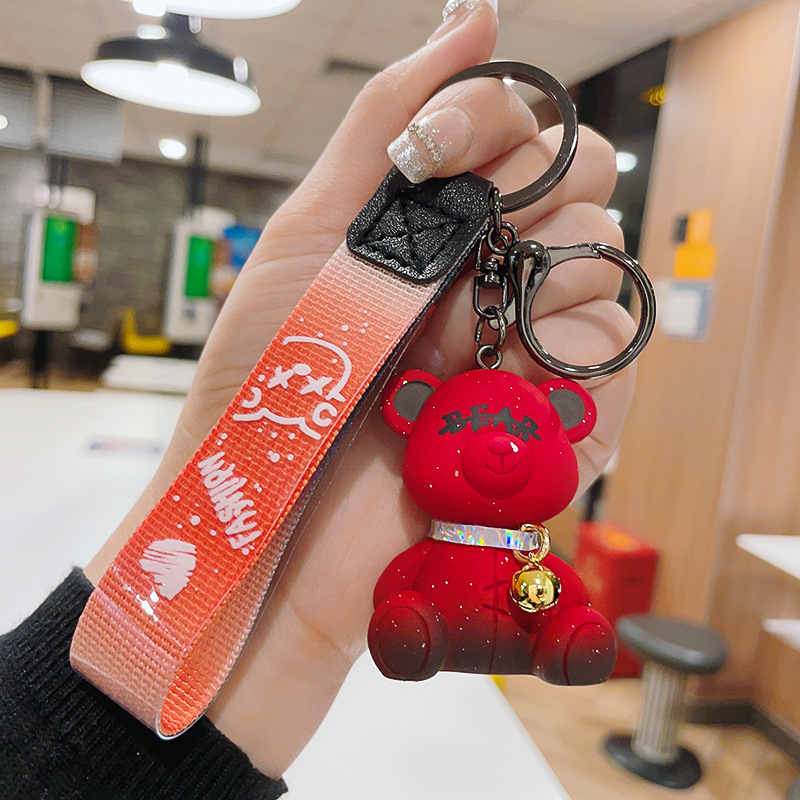 Privjesak za ključeve od smole sa crtanim medvjedićem i zvončićem – privjesak za ključeve i torice