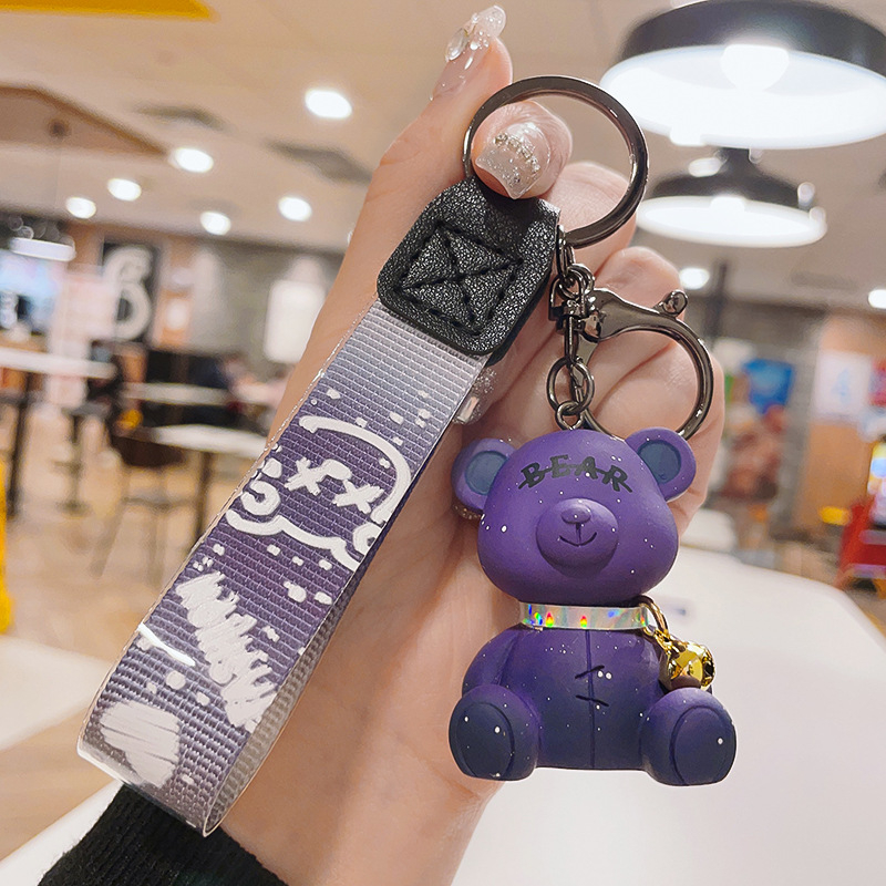 Privjesak za ključeve od smole sa crtanim medvjedićem i zvončićem – privjesak za ključeve i torice
