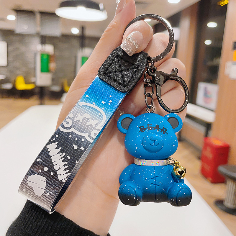Privjesak za ključeve od smole sa crtanim medvjedićem i zvončićem – privjesak za ključeve i torice