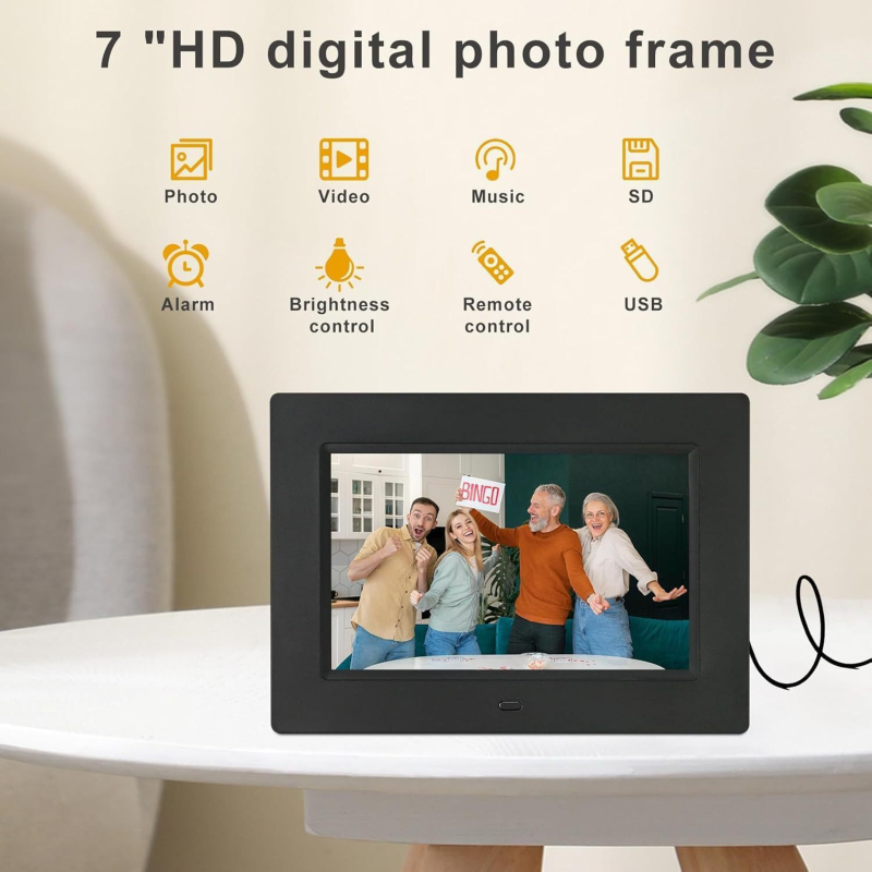 Reklamna digitalna foto okvir s prikazom fotografija i videa, zaslon 1024×600, podržava SD i USB memorijske uređaje, reproducira fotografije, videa i glazbu, napajanje iz mreže.