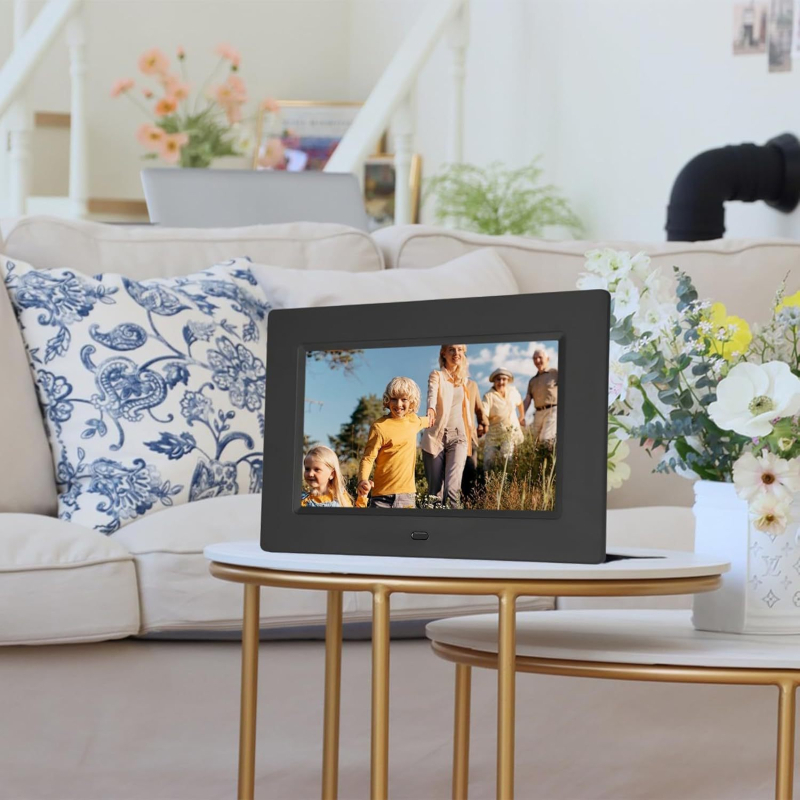 Reklamna digitalna foto okvir s prikazom fotografija i videa, zaslon 1024×600, podržava SD i USB memorijske uređaje, reproducira fotografije, videa i glazbu, napajanje iz mreže.