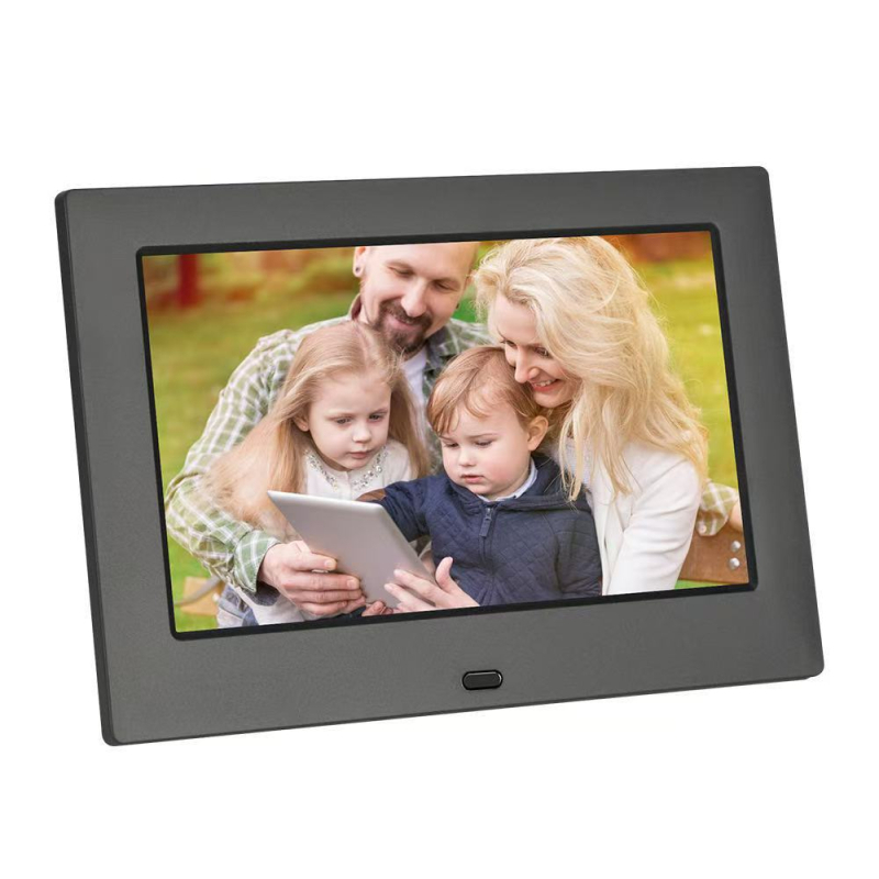 Reklamna digitalna foto okvir s prikazom fotografija i videa, zaslon 1024×600, podržava SD i USB memorijske uređaje, reproducira fotografije, videa i glazbu, napajanje iz mreže.