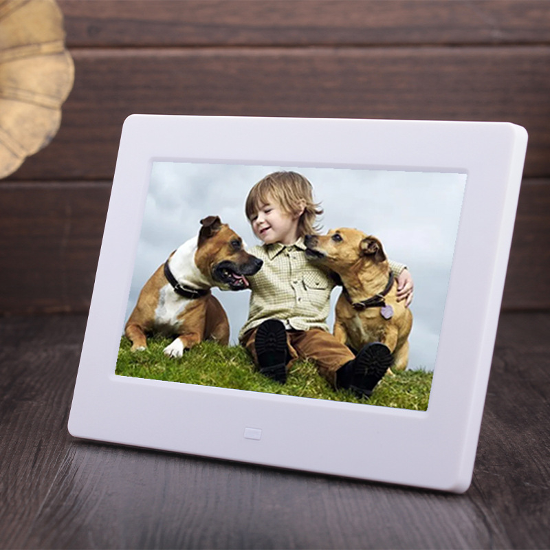 Digitális fotókeret zene- és videólejátszással, kijelző 1024x600, ABS műanyag test, MS/SD/USB/TF/MMC kártya támogatás, 16MB tárhely, képfájlok BMP/JPEG/PNG/JPG/GIF, 16:9 arány, távirányító