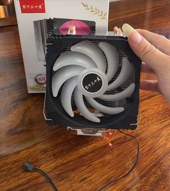 CPU hlađenje s 4 toplinske cijevi, 1800 RPM, buka 30 dB, bakar-aluminijsko spajanje